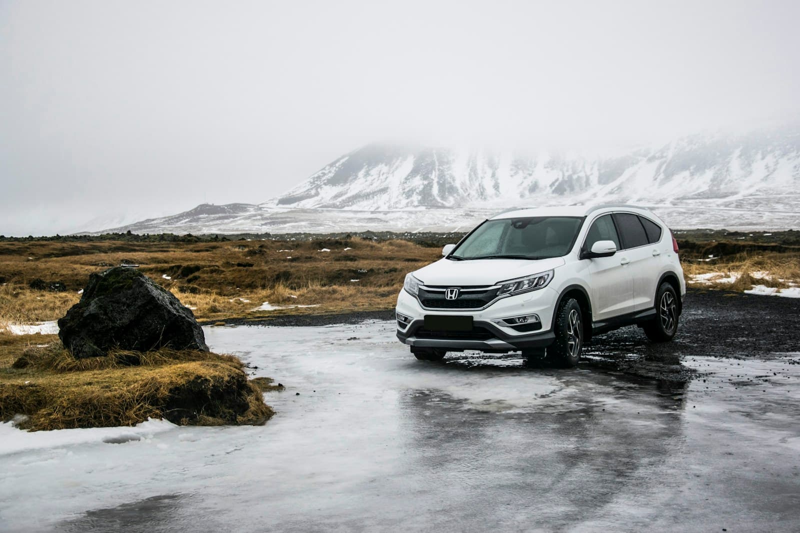 SUV branco em uma estrada aberta, pronto para um novo caminho